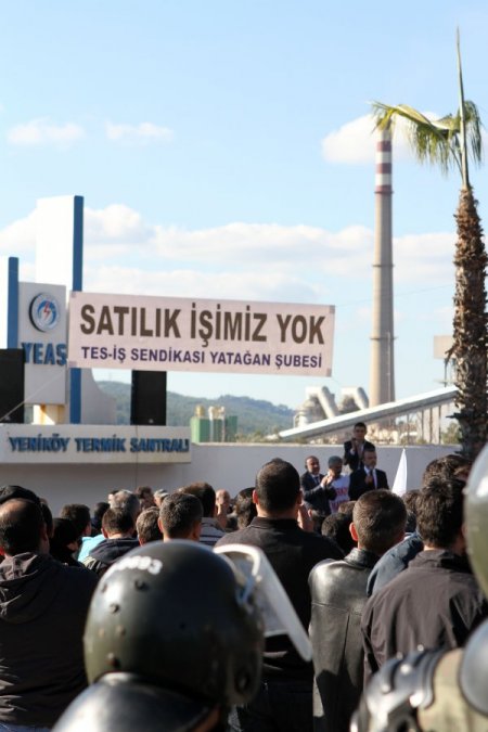 Özelleştirme karşıtı işçiler ihale salonunu bastı