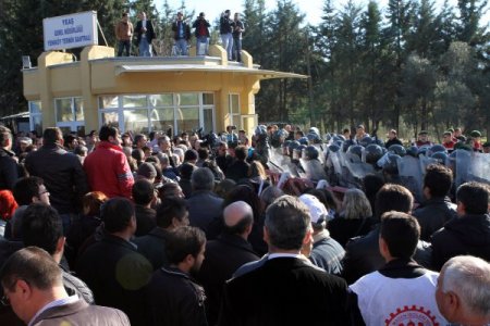 Özelleştirme karşıtı işçiler ihale salonunu bastı