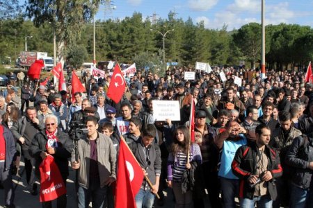 Özelleştirme karşıtı işçiler ihale salonunu bastı