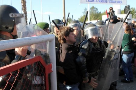 Özelleştirme karşıtı işçiler ihale salonunu bastı