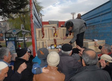 Özhaseki, Kılıçdaroğlu'ndan kazandığı tazminatla 3 buçuk ton sucuk dağıttı