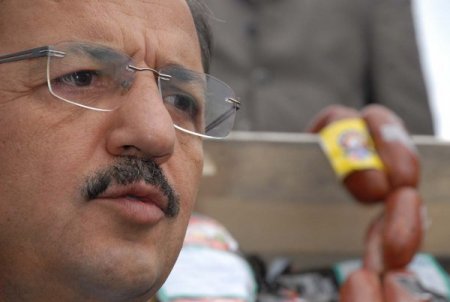 Özhaseki, Kılıçdaroğlu'ndan kazandığı tazminatla 3 buçuk ton sucuk dağıttı