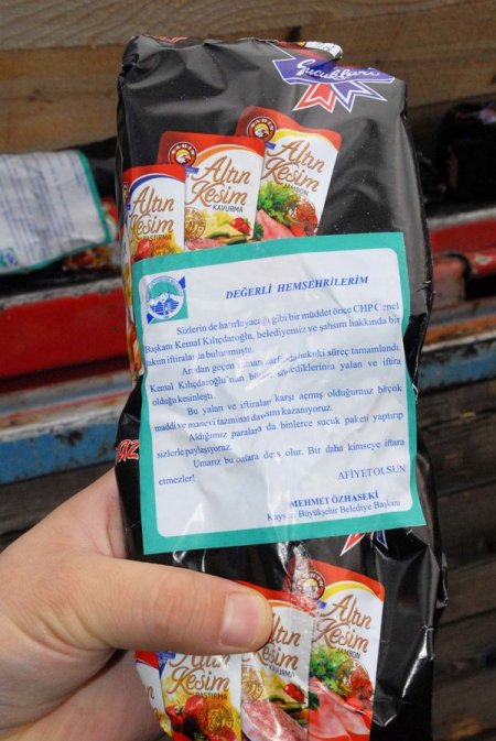 Özhaseki, Kılıçdaroğlu'ndan kazandığı tazminatla 3 buçuk ton sucuk dağıttı