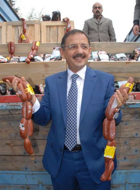 Özhaseki, Kılıçdaroğlu'ndan kazandığı tazminatla 3 buçuk ton sucuk dağıttı