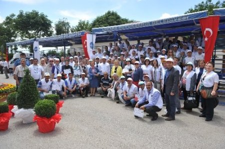 Özkök, Sarıgül’e bahçıvanlık sertifikası verdi