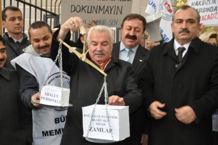 Özlük haklarını isteyen çalışanlar, adalet terazisini bakanlık bahçesine attı