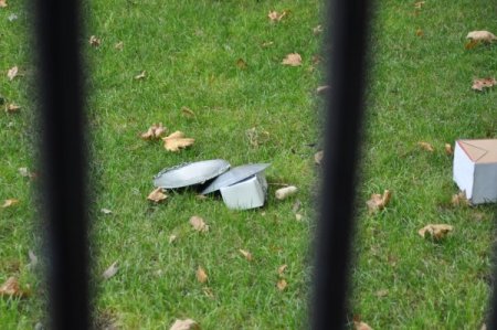 Özlük haklarını isteyen çalışanlar, adalet terazisini bakanlık bahçesine attı