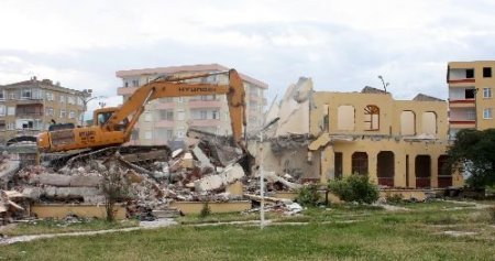 Özsu Tesisleri'ndeki Motel Evlerin Yıkımına Başlandı