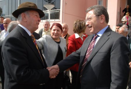 Öztürk ailesi ‘yaşlılara saygı haftasında’ huzurevi sakinleriyle buluştu