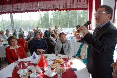 Öztürk ailesi ‘yaşlılara saygı haftasında’ huzurevi sakinleriyle buluştu