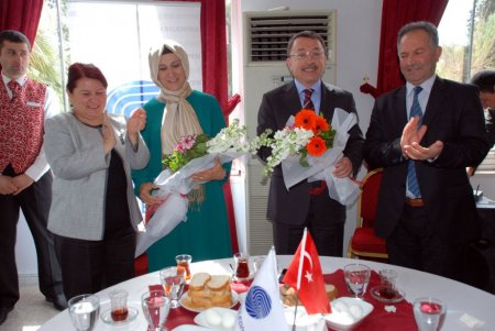 Öztürk ailesi ‘yaşlılara saygı haftasında’ huzurevi sakinleriyle buluştu