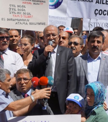 Özür grubu tayini bekleyen öğretmenler çocuklarıyla eylem yaptı