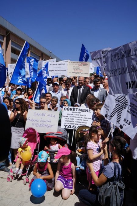 Özür grubu tayini bekleyen öğretmenler çocuklarıyla eylem yaptı