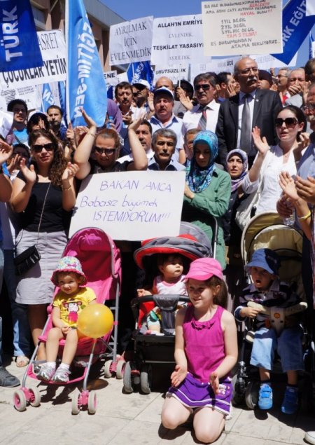 Özür grubu tayini bekleyen öğretmenler çocuklarıyla eylem yaptı