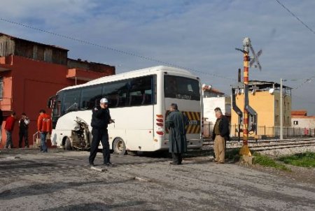 Özürlü Öğrencileri Taşıyan Minibüse Demiryolu Bakım Aracı Çarptı