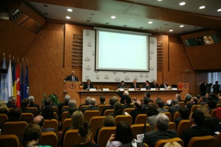 Özyeğin: AB, para pompalamakla krizi çözemez