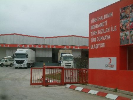 Pakistan'a Yardım Akıyor