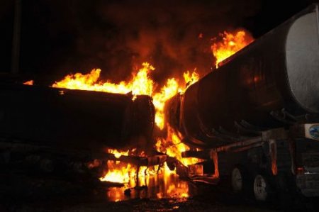 Pakistan'da Yine Nato Tanker Konvoyuna Saldırı