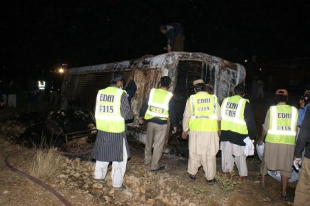 Pakistan’da Yolcu Otobüsü Petrol Tankerine Çarptı: 32 Ölü