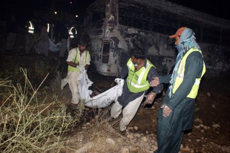 Pakistan’da Yolcu Otobüsü Petrol Tankerine Çarptı: 32 Ölü