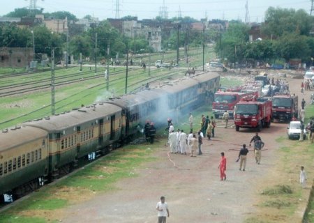 Pakistan’da Yolcu Treninde Yangın