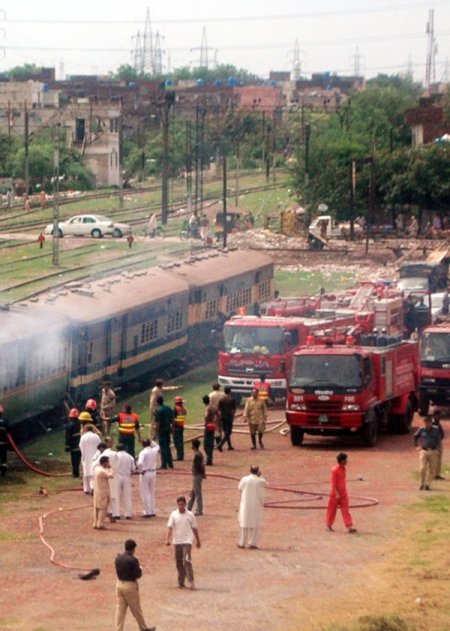Pakistan’da Yolcu Treninde Yangın