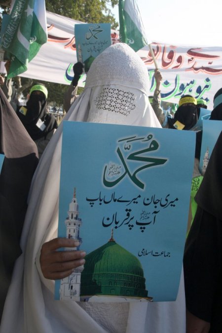 Pakistanlı Kadınlar, Abd’nin Füze Saldırılarına Karşı Yürüdü