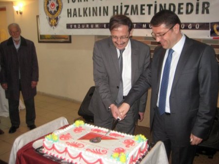 Palandöken Kaymakamı Polisler İçin Pasta Kesti