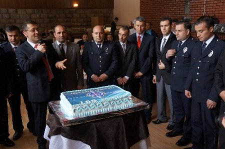 Palandöken Kaymakamı'ndan polise pasta jesti