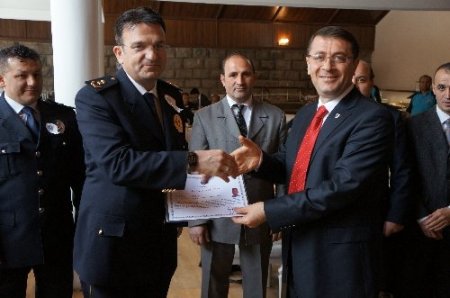 Palandöken Kaymakamı'ndan polise pasta jesti