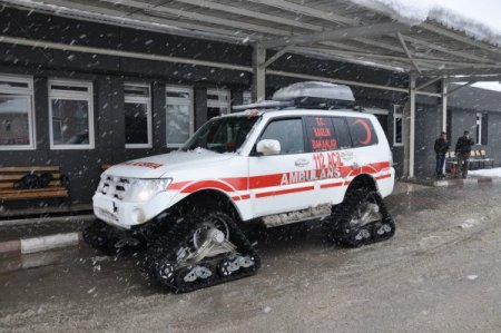 Paletli Kar Ambulansı Hastaların İmdadına Koşuyor