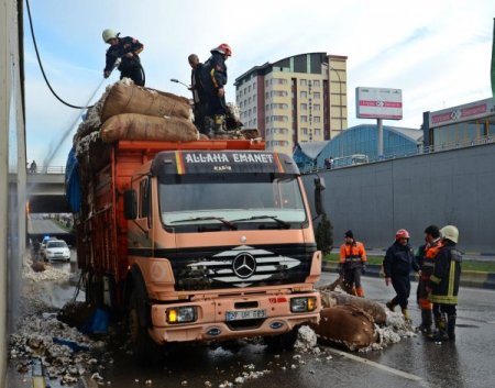 Pamuk yüklü kamyonda yangın çıktı