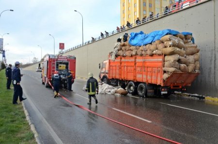 Pamuk yüklü kamyonda yangın çıktı