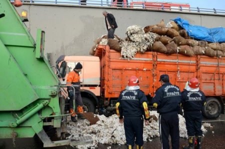 Pamuk yüklü kamyonda yangın çıktı