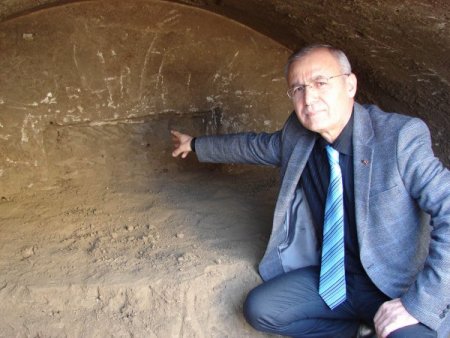 Pamukkale yolu üzerinde tonozlu mezar bulundu