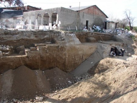 Pamukkale yolu üzerinde tonozlu mezar bulundu