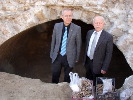 Pamukkale yolu üzerinde tonozlu mezar bulundu