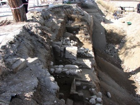 Pamukkale yolu üzerinde tonozlu mezar bulundu