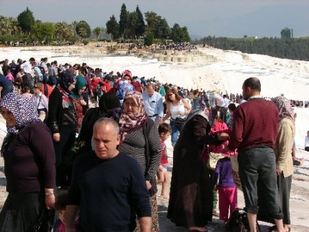 Pamukkale’ye giriş bedava olunca travertenlerin üstü miting alanına döndü