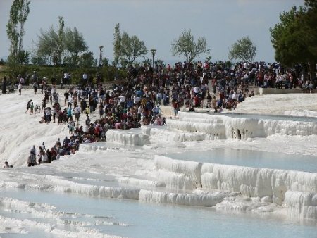 Pamukkale’ye giriş bedava olunca travertenlerin üstü miting alanına döndü