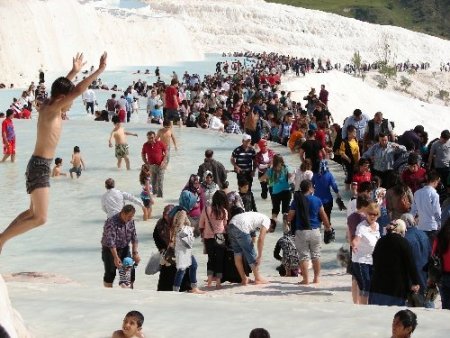 Pamukkale’ye giriş bedava olunca travertenlerin üstü miting alanına döndü