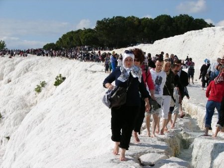 Pamukkale’ye giriş bedava olunca travertenlerin üstü miting alanına döndü