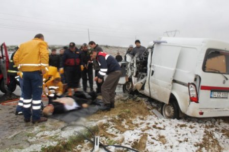Panelvan minibüs ile çarpıştı: 1 ölü, 4 yaralı