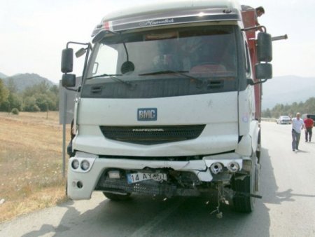 Panelvanla Kamyon Çarpıştı: 2 Yaralı