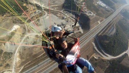 Panik atak genç gökyüzünde pankart açtı