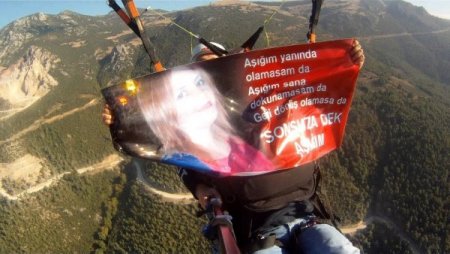 Panik atak genç gökyüzünde pankart açtı