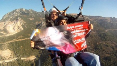 Panik atak genç gökyüzünde pankart açtı