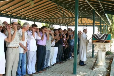 Pankreas Kanserine Yenik Düşen Alman Pedagog, Çok Sevdiği Side'de Toprağa Verildi