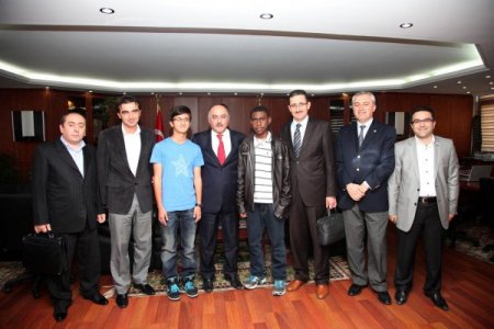 Papua Yeni Gineli Öğrenci Şarkısıyla Belediye Başkanını Mest Etti