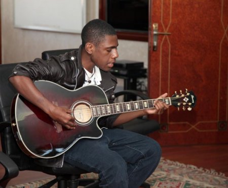 Papua Yeni Gineli Öğrenci Şarkısıyla Belediye Başkanını Mest Etti